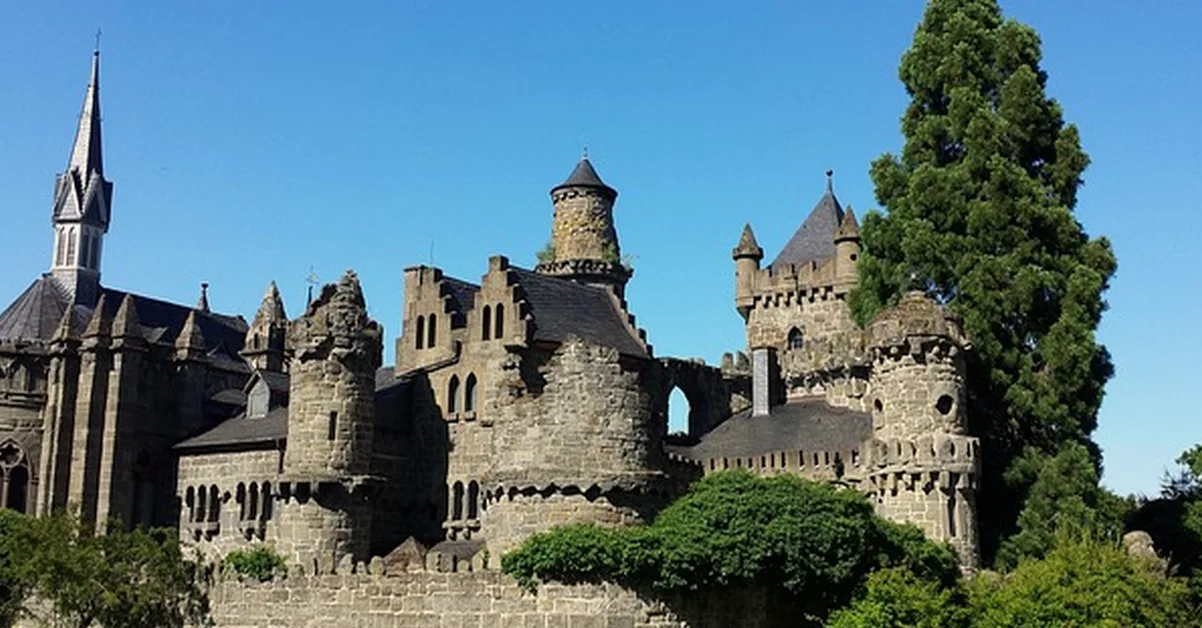 El error de unir castillos de Barcelona y Cataluña