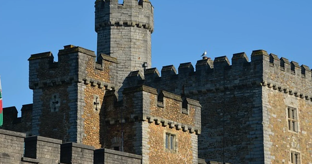Recorre castillos medievales y descifra sus defensas